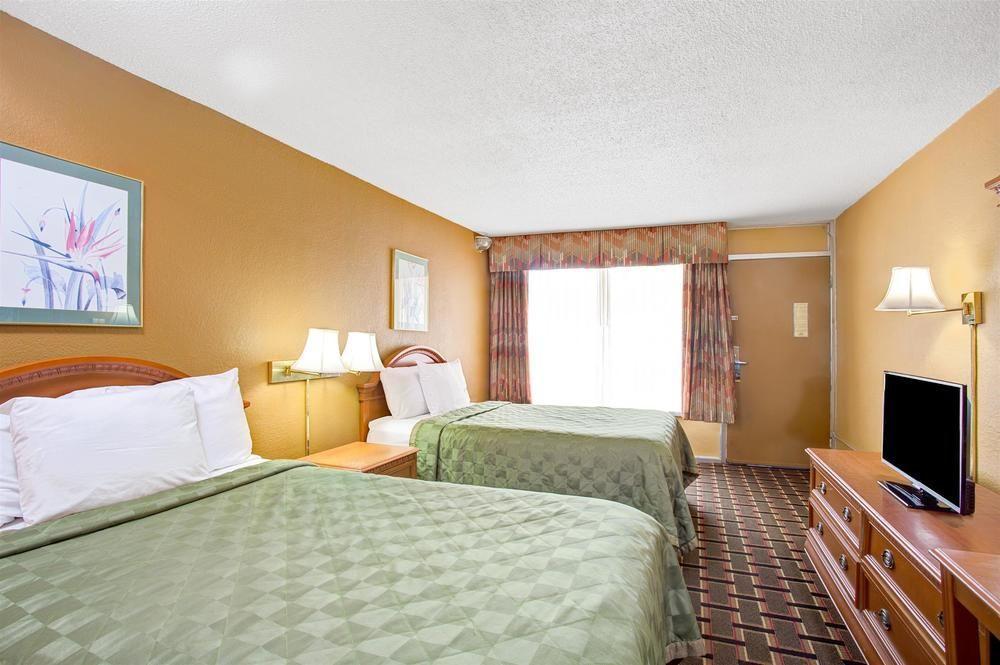Days Inn & Suites By Wyndham Charleston Airport West North Charleston Kültér fotó